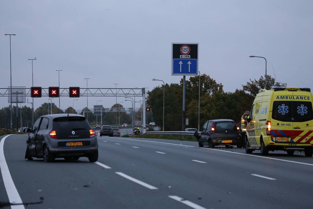Twee auto's botsen op vangrail, snelweg afgesloten