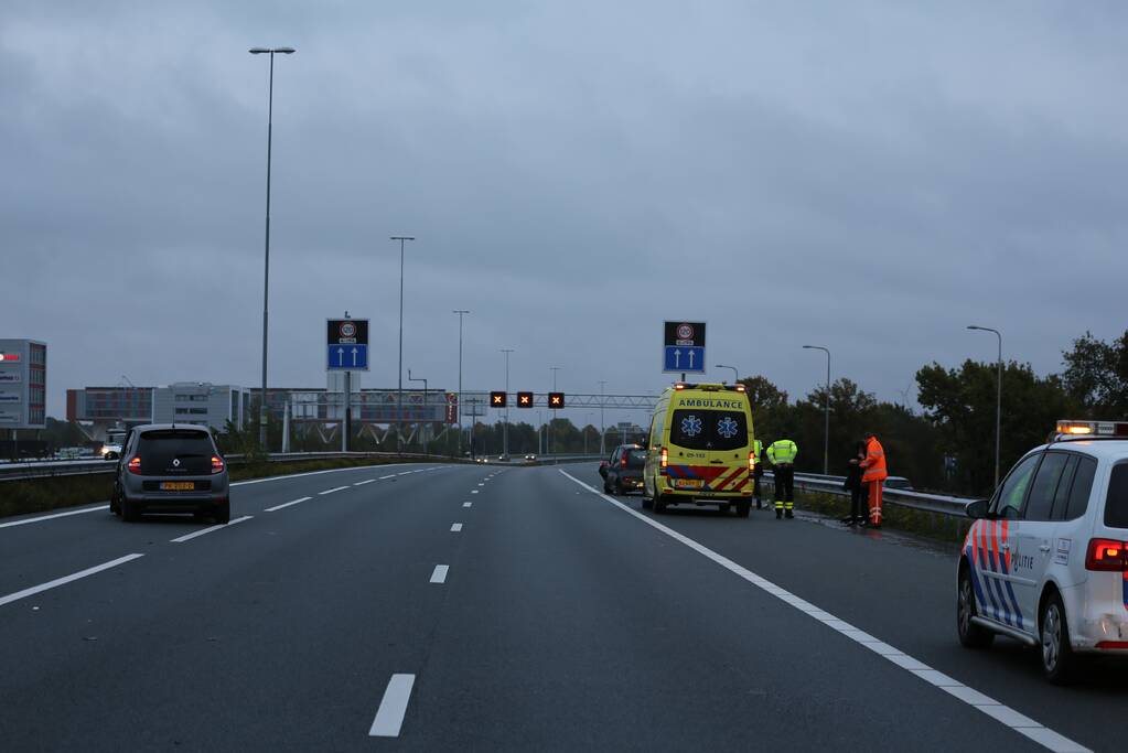 Twee auto's botsen op vangrail, snelweg afgesloten