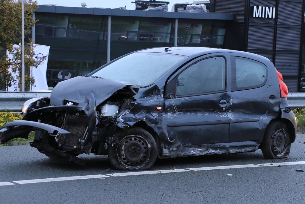 Twee auto's botsen op vangrail, snelweg afgesloten
