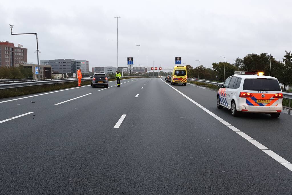 Twee auto's botsen op vangrail, snelweg afgesloten