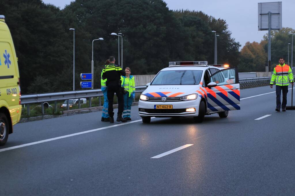 Twee auto's botsen op vangrail, snelweg afgesloten