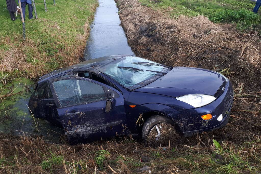 Personenauto belandt in sloot