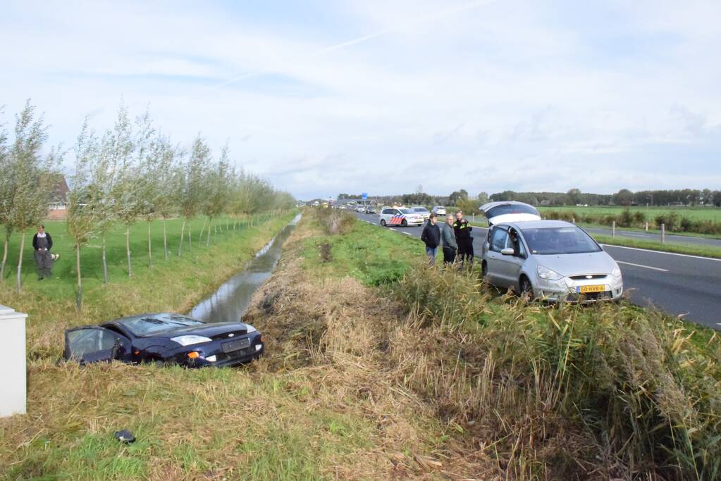 Personenauto belandt in sloot
