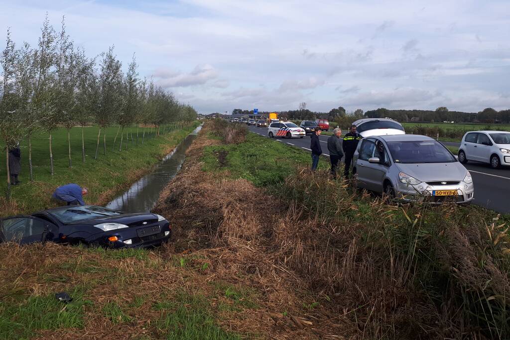 Personenauto belandt in sloot