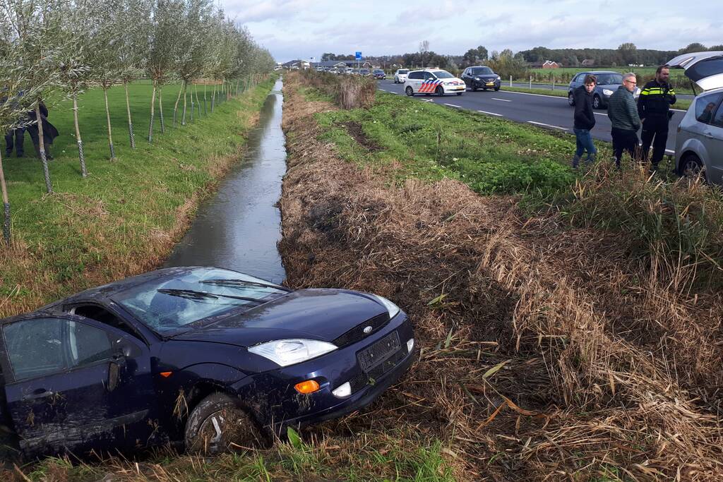 Personenauto belandt in sloot