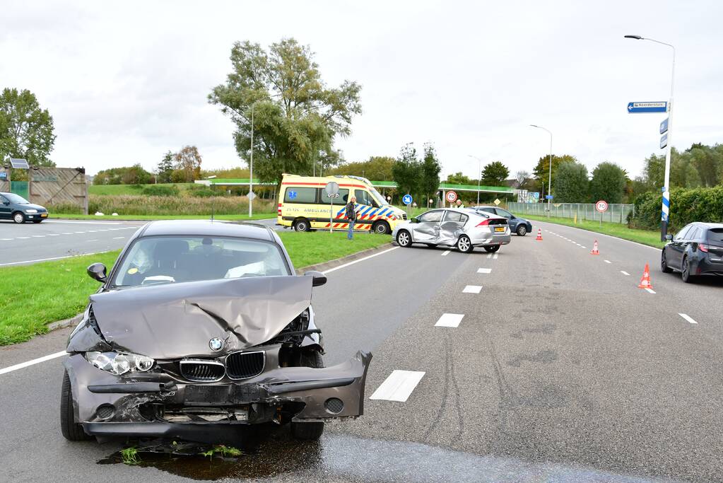 Gewonde en flinke schade na botsing
