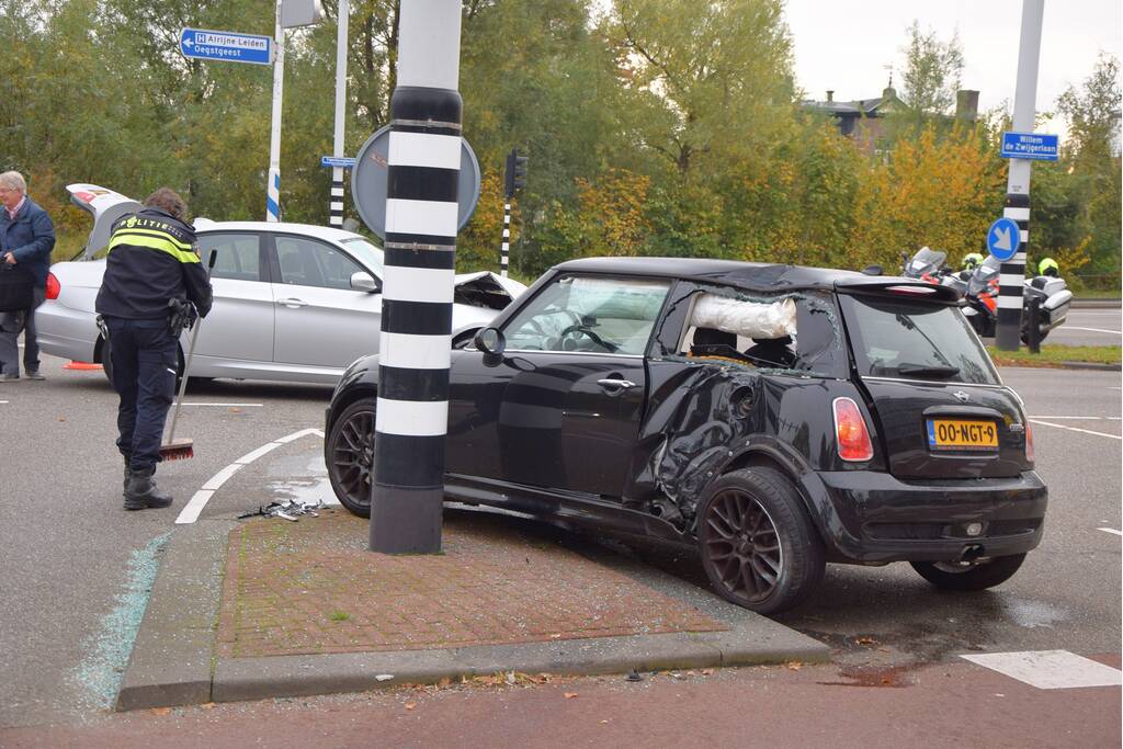 Flinke schade na botsing tussen twee personenautos