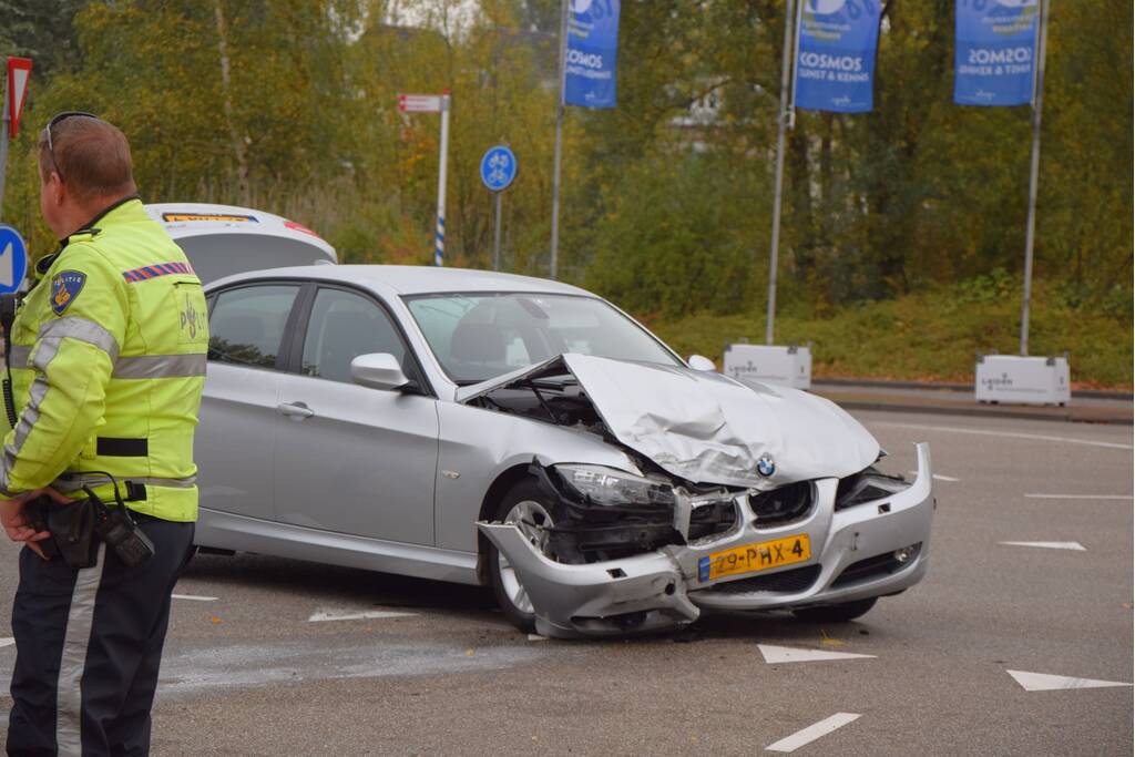 Flinke schade na botsing tussen twee personenautos