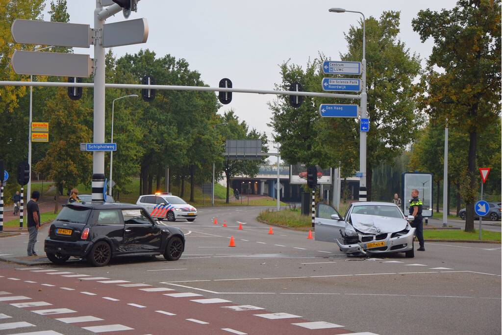 Flinke schade na botsing tussen twee personenautos