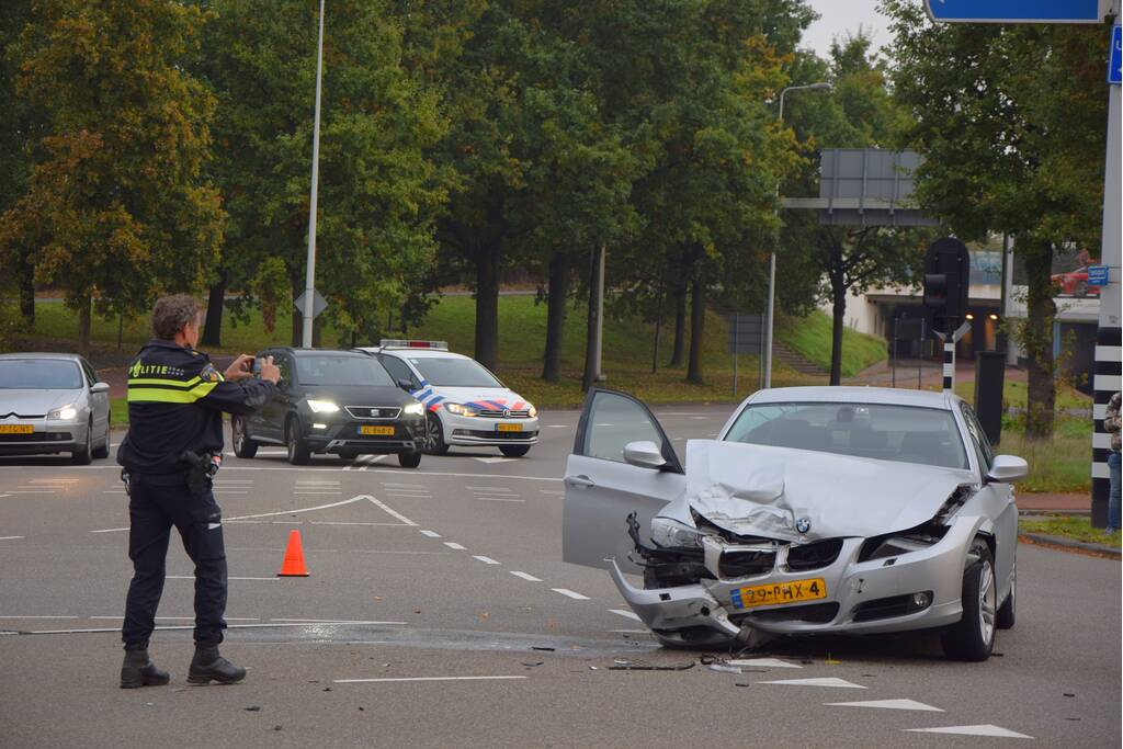 Flinke schade na botsing tussen twee personenautos