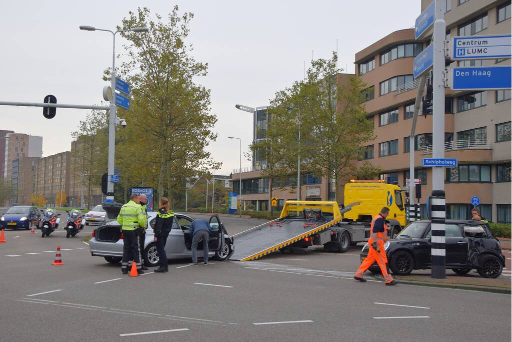 Flinke schade na botsing tussen twee personenautos