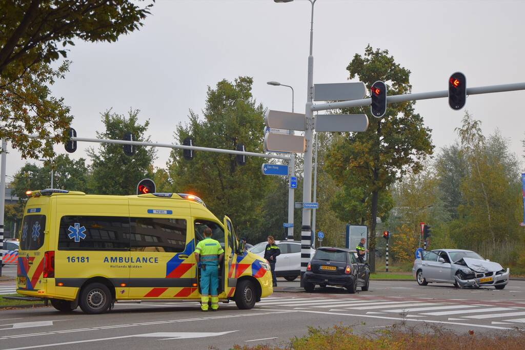 Flinke schade na botsing tussen twee personenautos