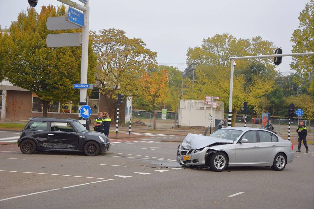 Flinke schade na botsing tussen twee personenautos