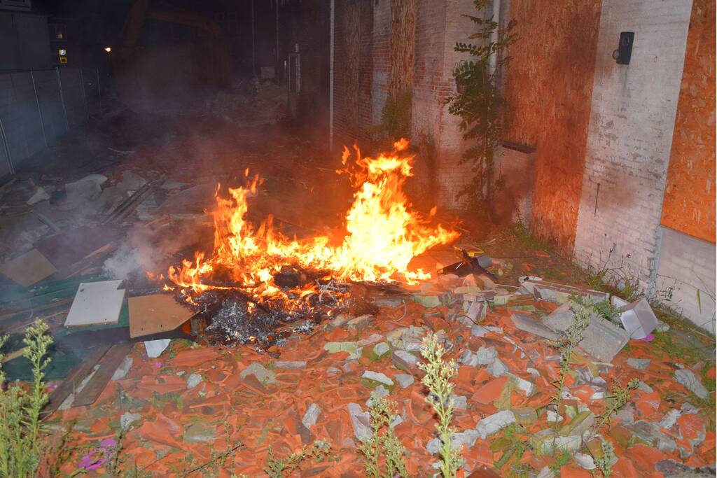 Brand in puinhoop op bouwplaats