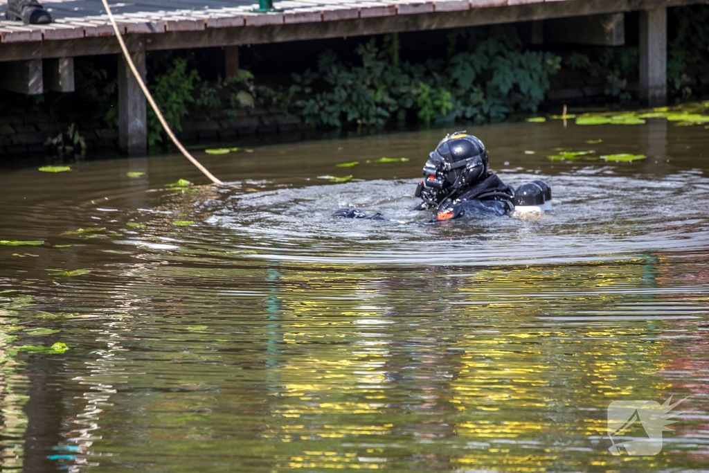 Brandweerduikers halen inzittenden uit te water geraakte auto