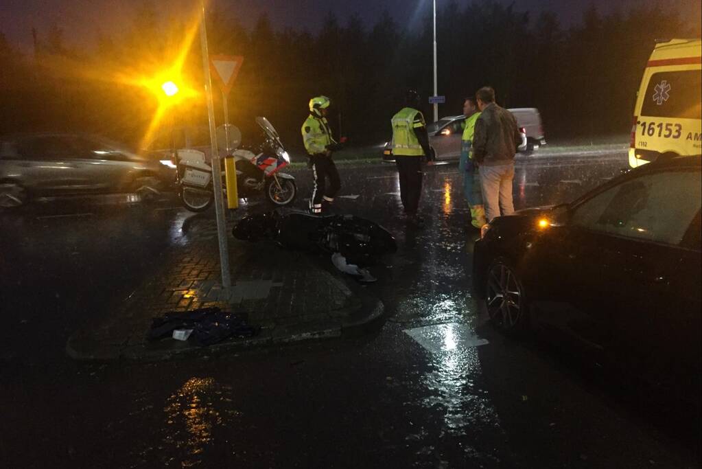 Scooterrijder gewond na botsing met auto