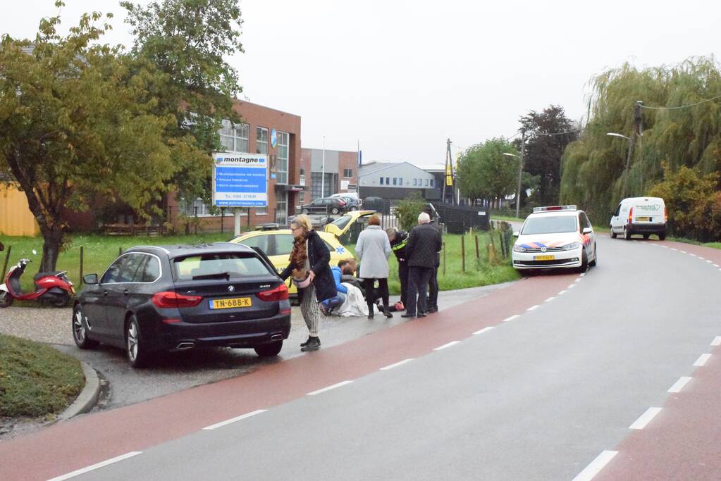 Scooterrijdster gaat onderuit door glad wegdek