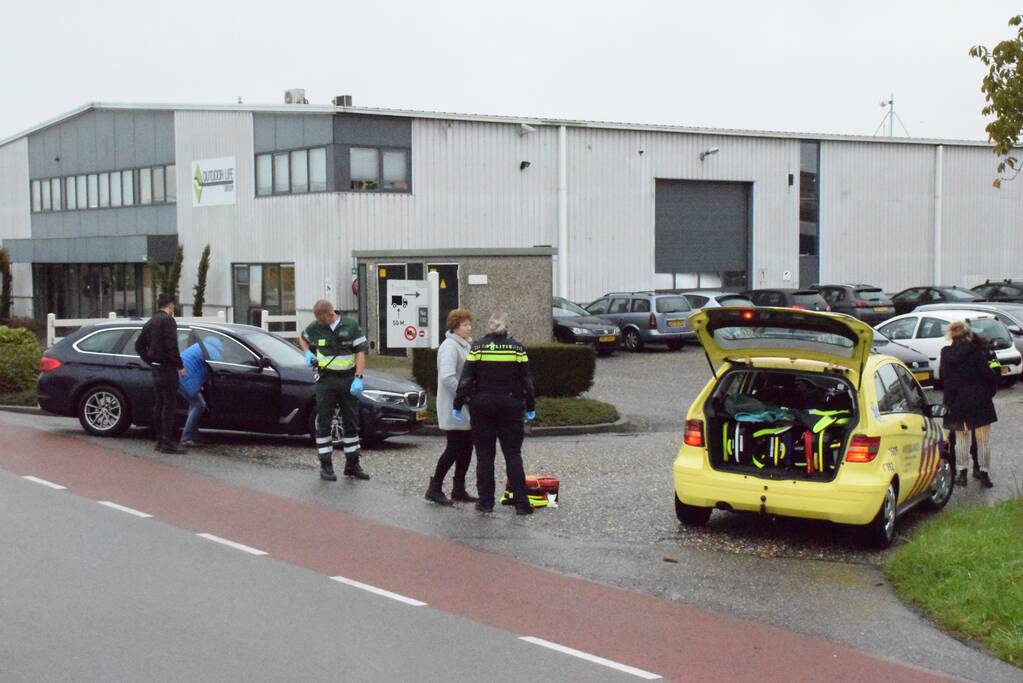 Scooterrijdster gaat onderuit door glad wegdek