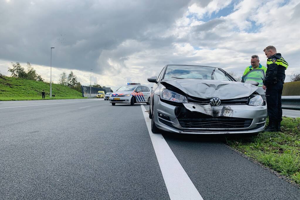 Auto botst achterop vrachtwagen