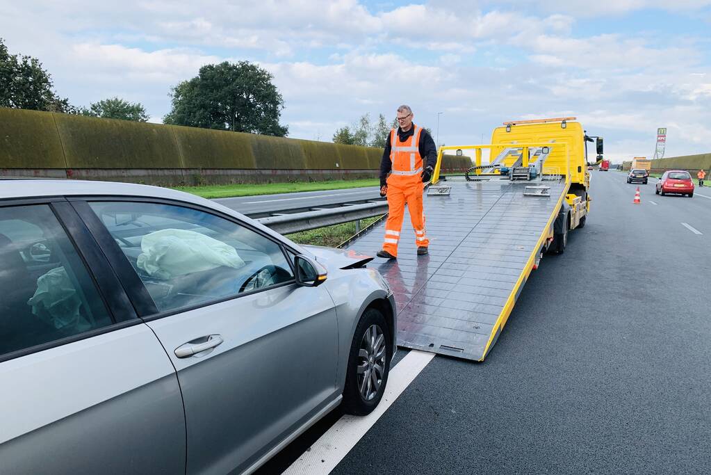 Auto botst achterop vrachtwagen