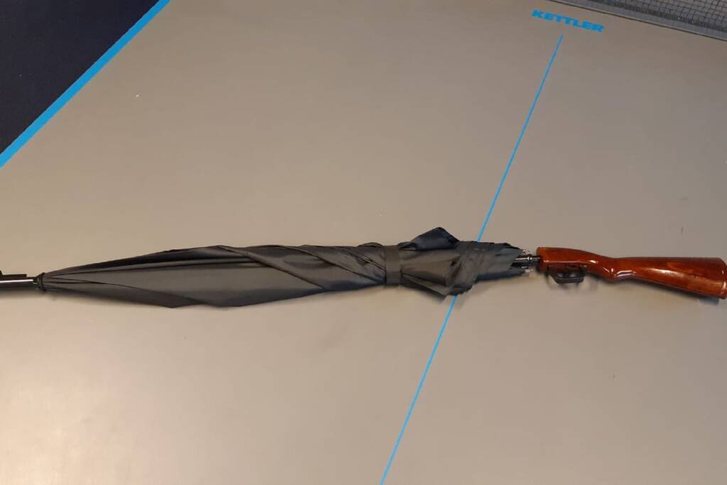 Paraplu wordt aangezien voor geweer in Hoogvliet