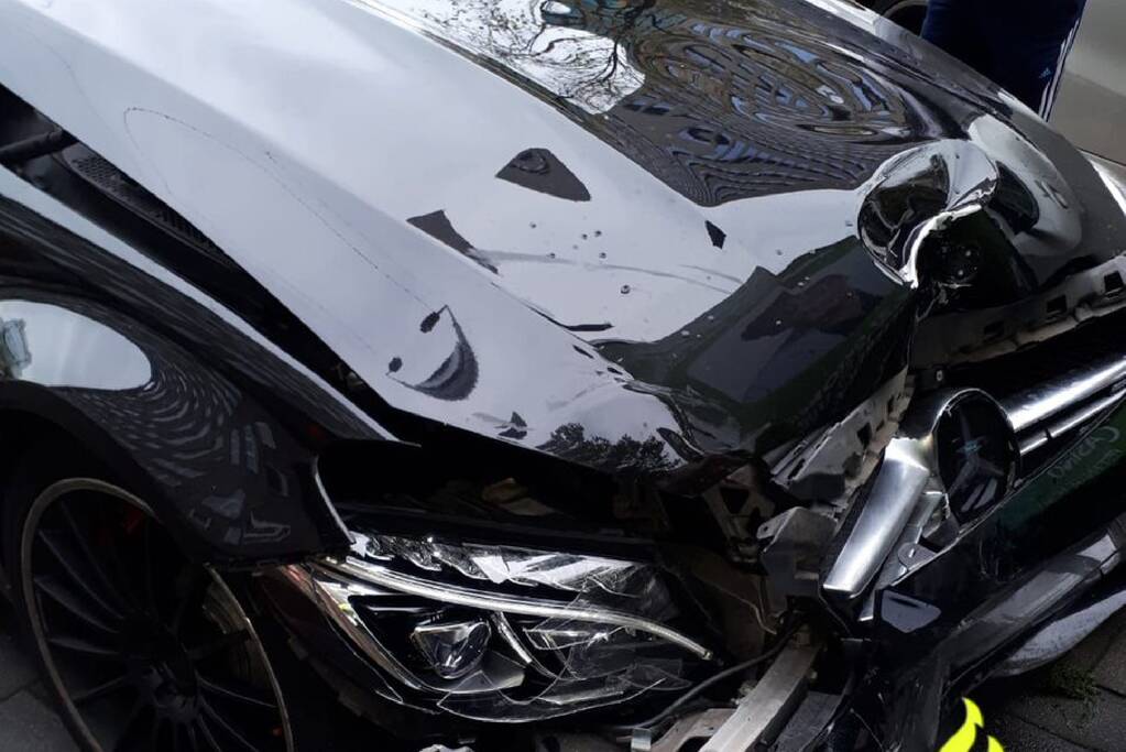 Bestuurder trouwstoet zonder rijbewijs knalt met dure Mercedes AMG op lantaarnpaal