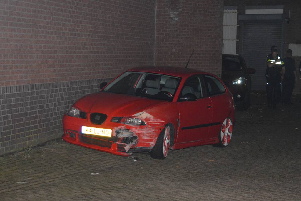 Auto botst tegen gevel van supermarkt, bestuurder gaat ervandoor