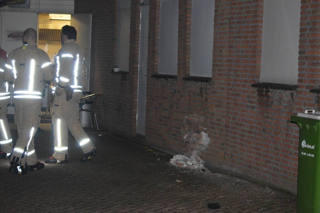 Auto botst tegen gevel van supermarkt, bestuurder gaat ervandoor