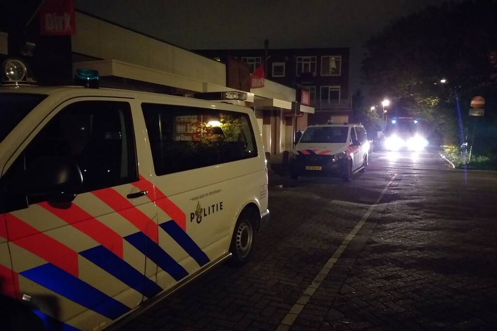 Auto botst tegen gevel van supermarkt, bestuurder gaat ervandoor