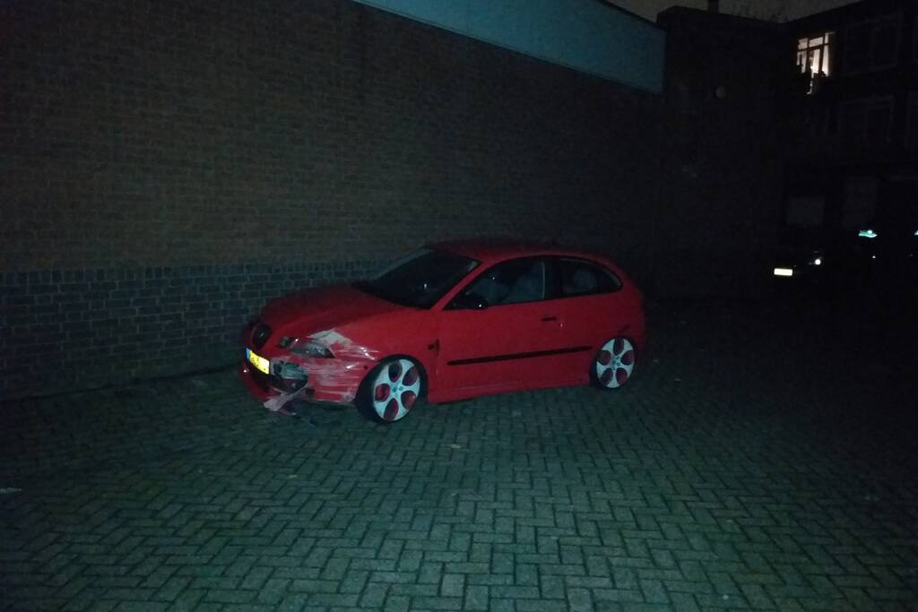 Auto botst tegen gevel van supermarkt, bestuurder gaat ervandoor