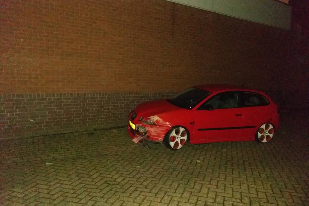Auto botst tegen gevel van supermarkt, bestuurder gaat ervandoor