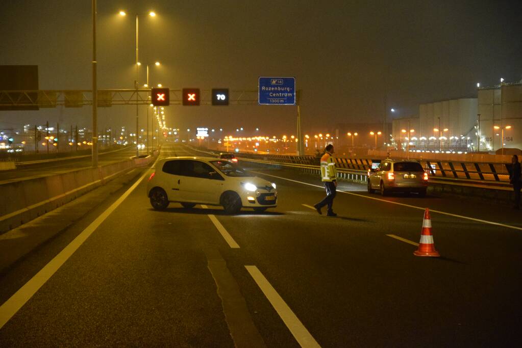 Auto tolt op snelweg na raken onbekend object