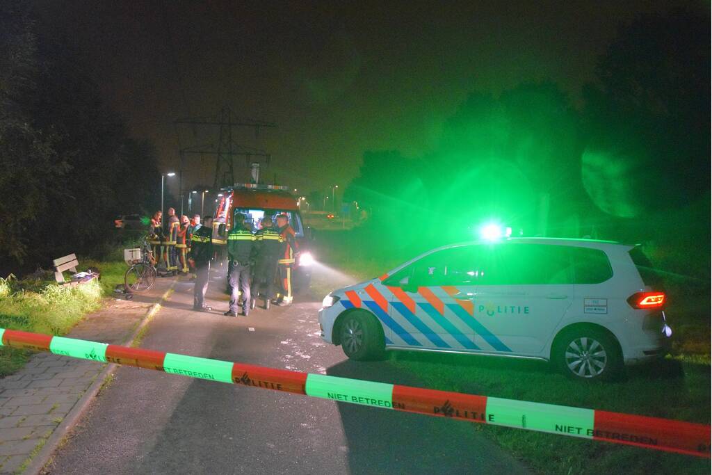 Zoektocht na vinden van fiets en persoonlijke spullen langs waterkant