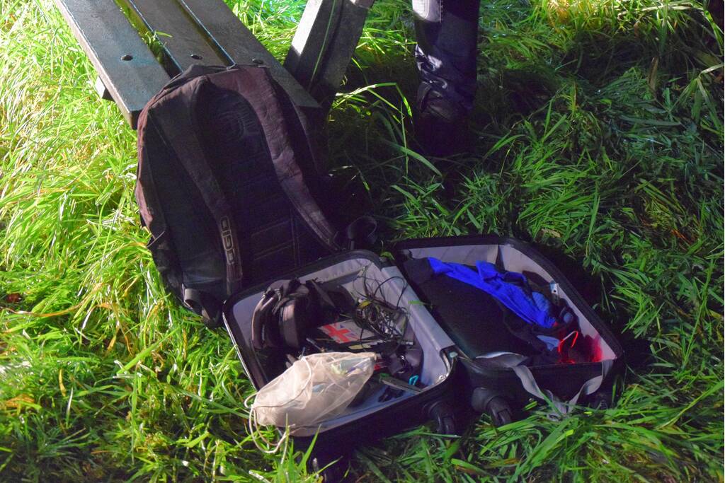 Zoektocht na vinden van fiets en persoonlijke spullen langs waterkant