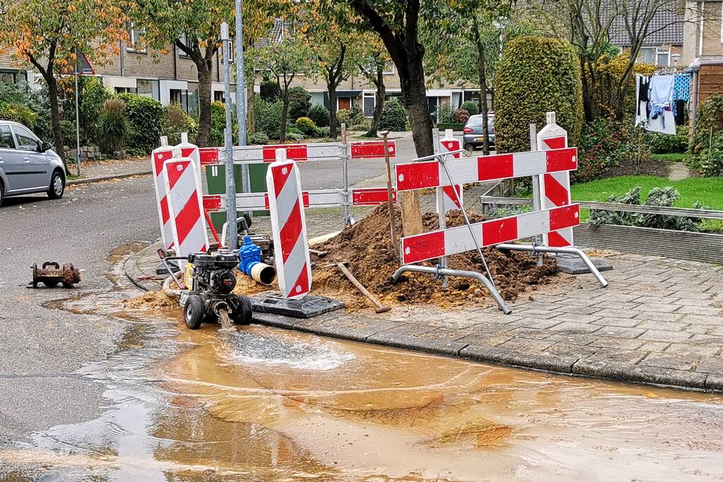 Straat blank bij waterlekkage
