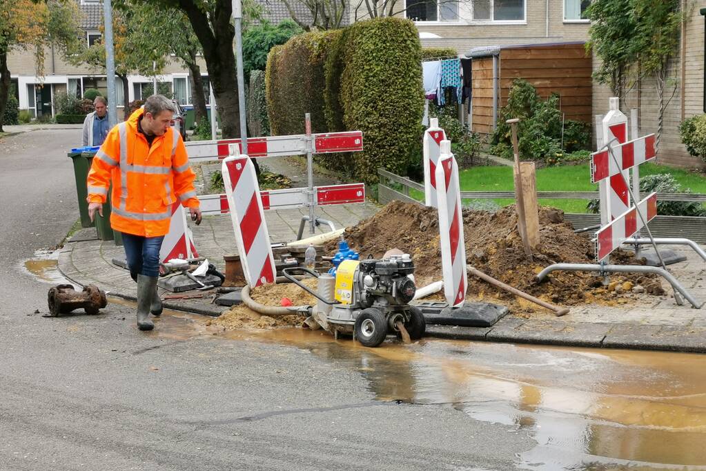 Straat blank bij waterlekkage