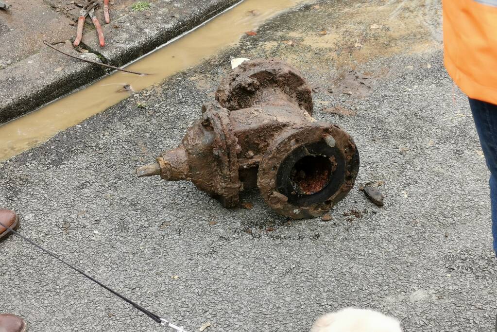 Straat blank bij waterlekkage