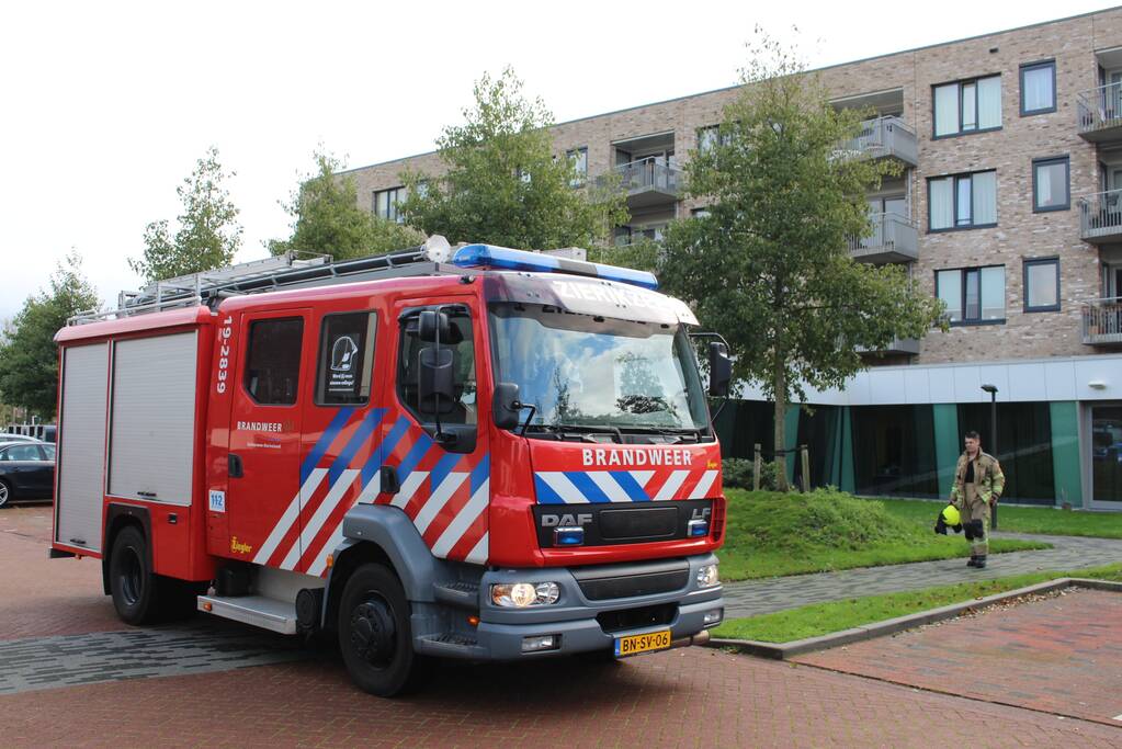 Brandweer verricht metingen naar vreemde lucht in verzorgingstehuis
