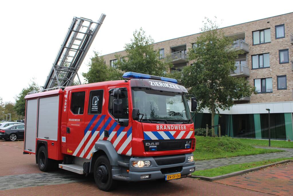 Brandweer verricht metingen naar vreemde lucht in verzorgingstehuis