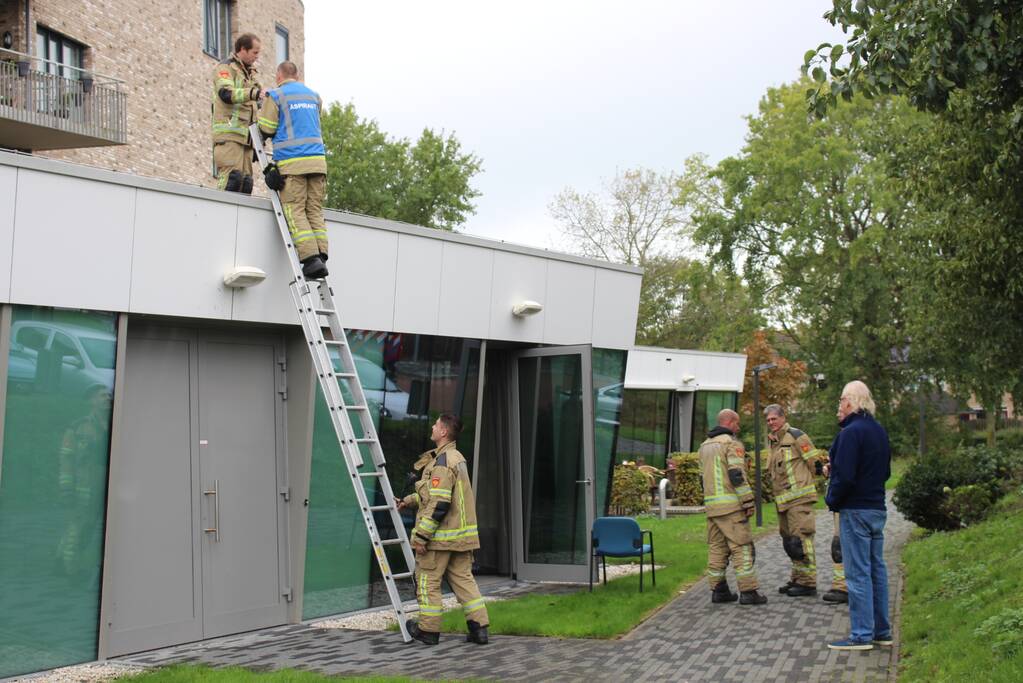 Brandweer verricht metingen naar vreemde lucht in verzorgingstehuis