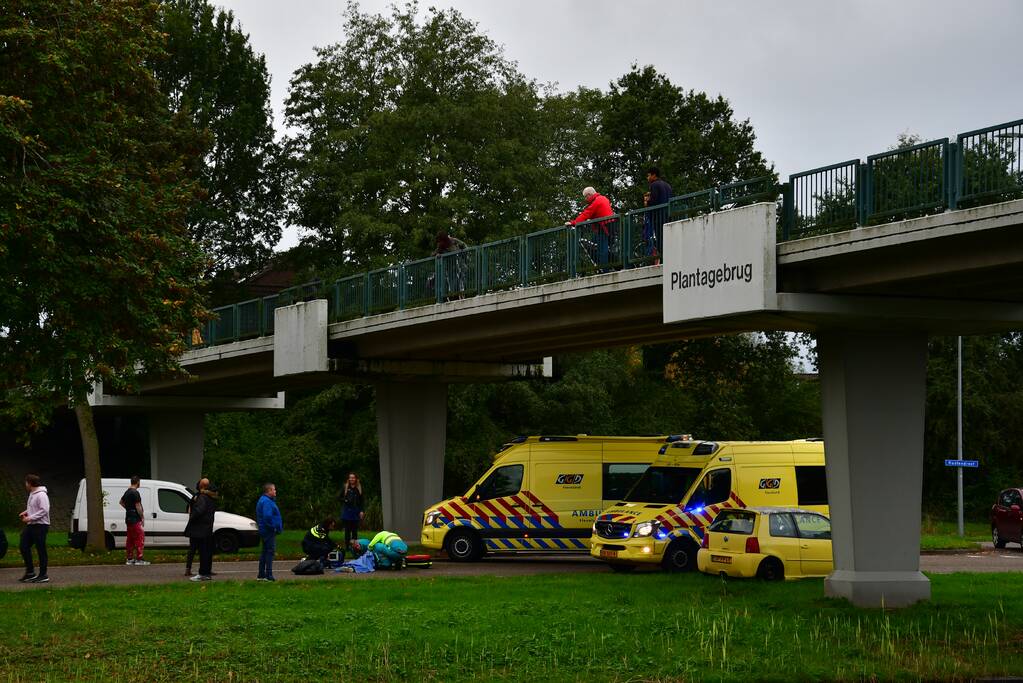 Persoon zwaargewond na val van brug