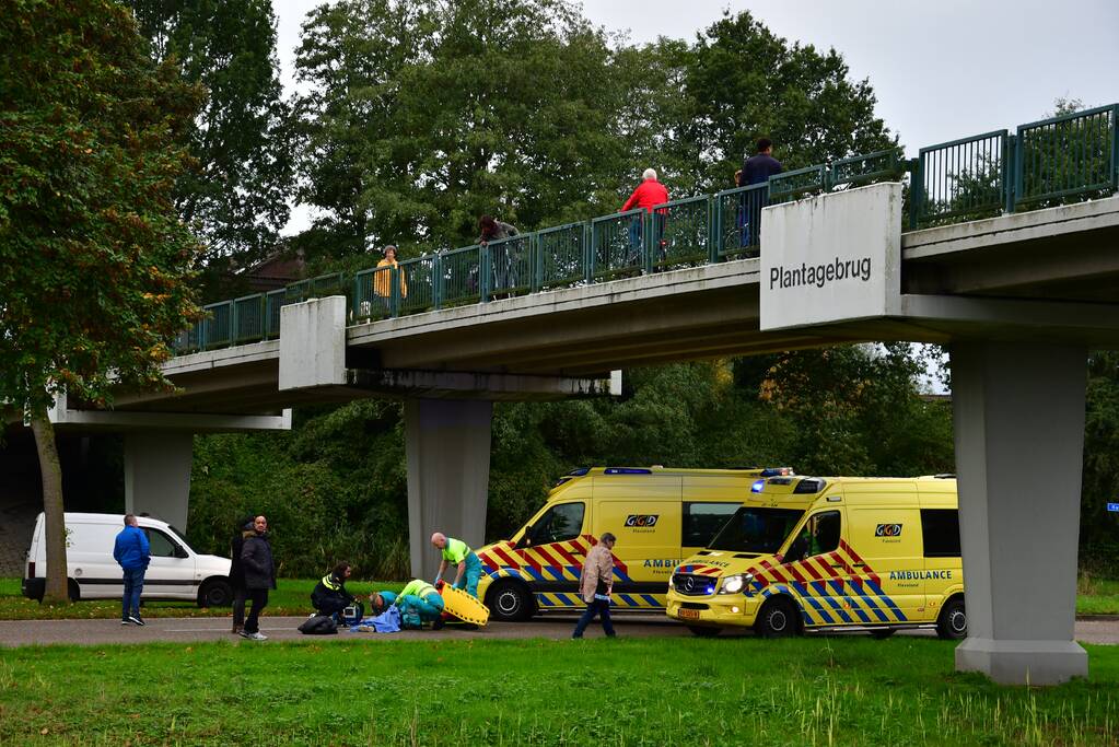 Persoon zwaargewond na val van brug