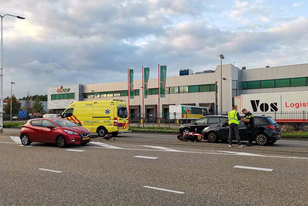 Motorrijder botst op autos en slaat over de kop