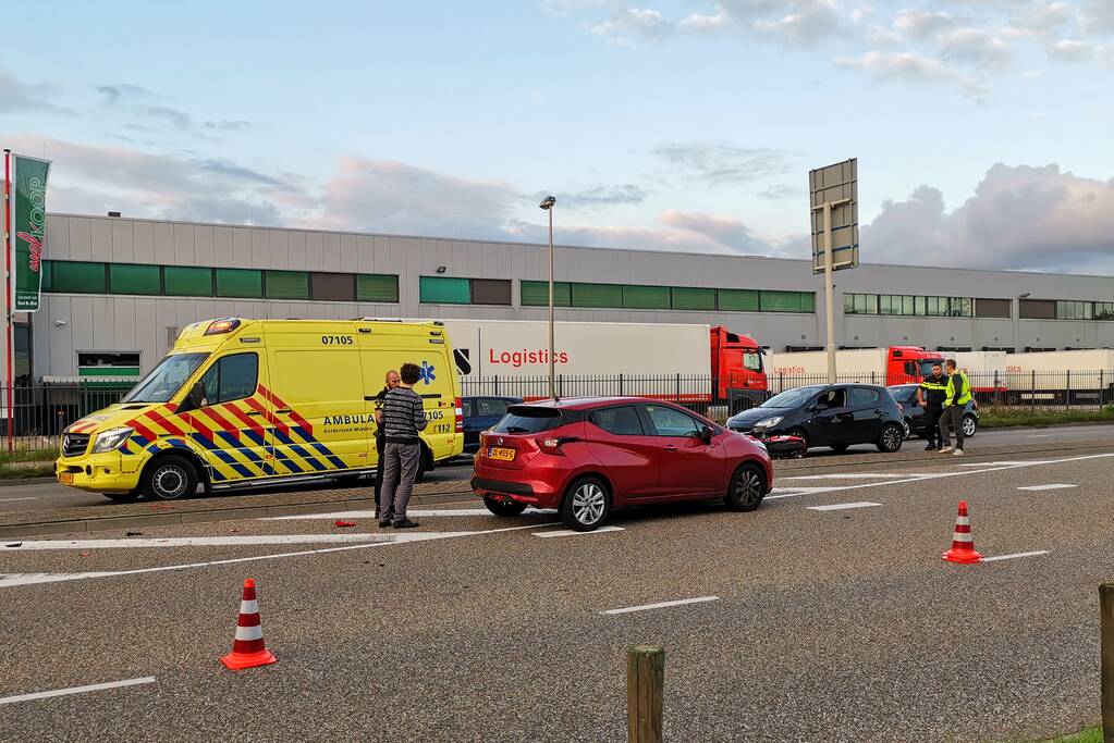 Motorrijder botst op autos en slaat over de kop