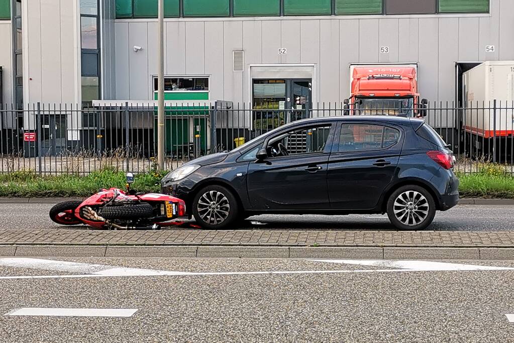 Motorrijder botst op autos en slaat over de kop