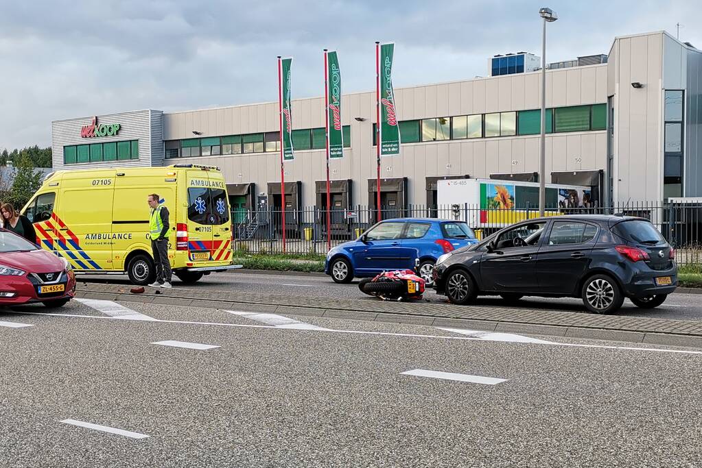 Motorrijder botst op autos en slaat over de kop
