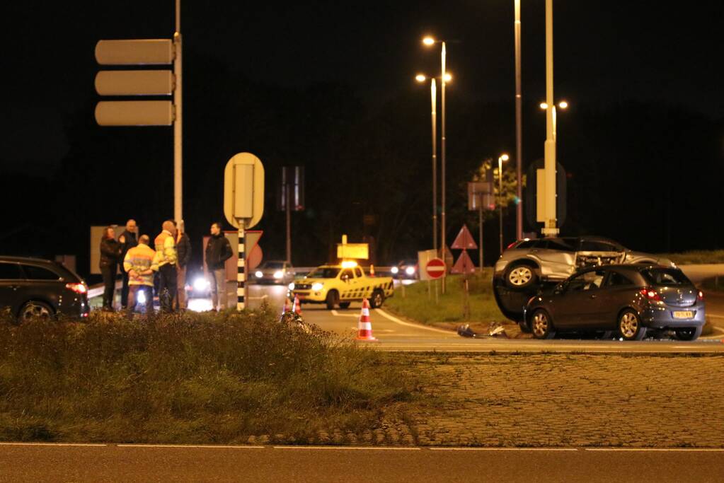 Auto schiet onder andere auto op kruising