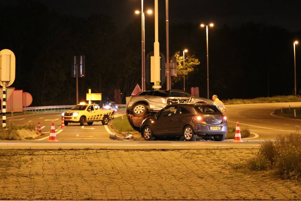 Auto schiet onder andere auto op kruising