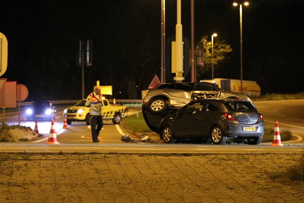 Auto schiet onder andere auto op kruising