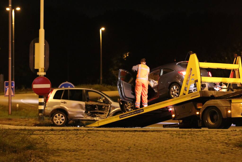 Auto schiet onder andere auto op kruising